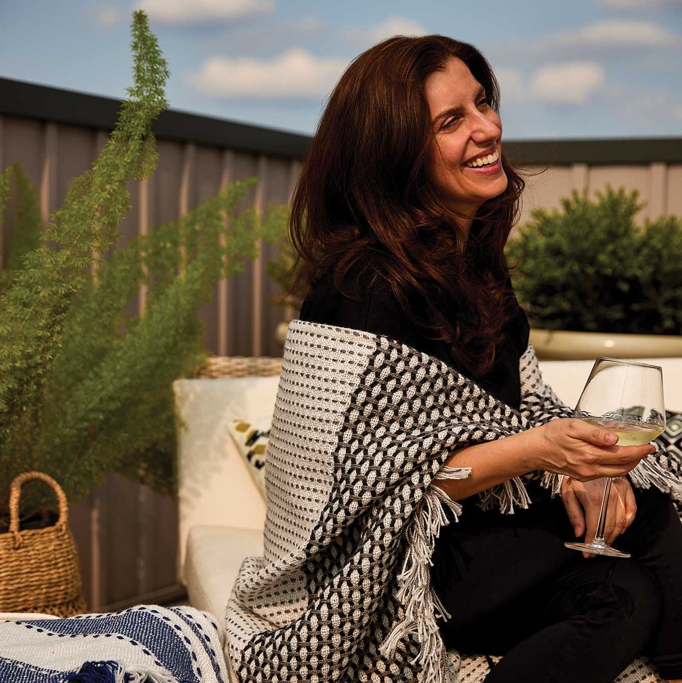 Indoor/Outdoor Rugs and Throws Designed for Relaxed Living – DHOME